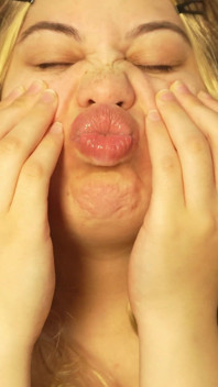 Saya bermain dengan dildo, saya membuat muka lurus, saya melancap dengan perut saya, saya bermain dengan payudara saya dan menunggang dildo