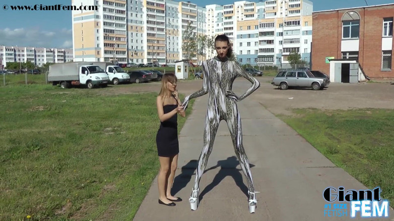 Giant Fem: Duże i małe w miejscach publicznych