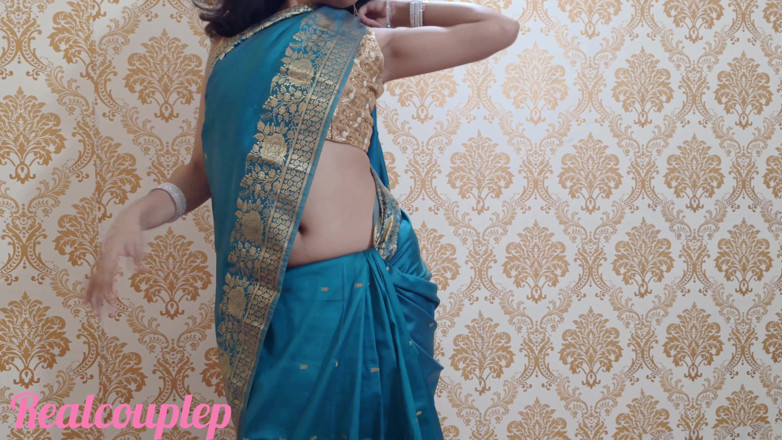 Bplove: インドのホットな美しいBhabhi Sareeロマンスとクソ