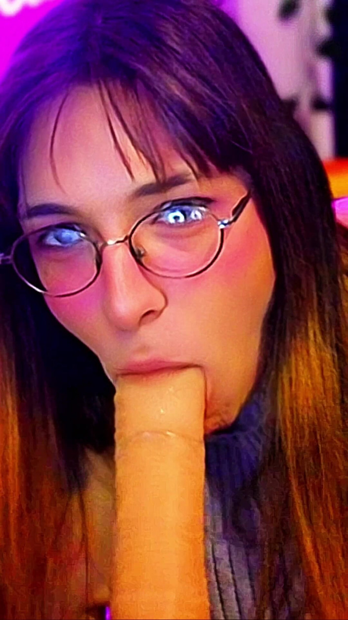 Bella Roar: Wielkie cycki trans dziewczyna jest prawdziwym kutasem głodnym dziwką