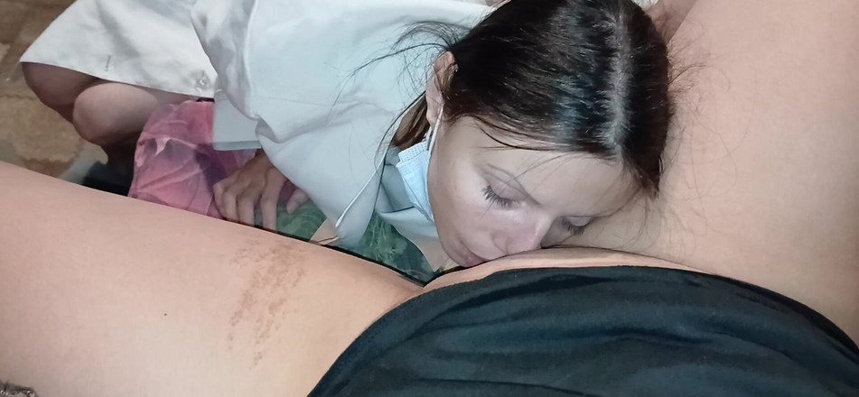 Lesbian-candys: Seksi esmer hemşire bizi orgazmlarla tedavi etti