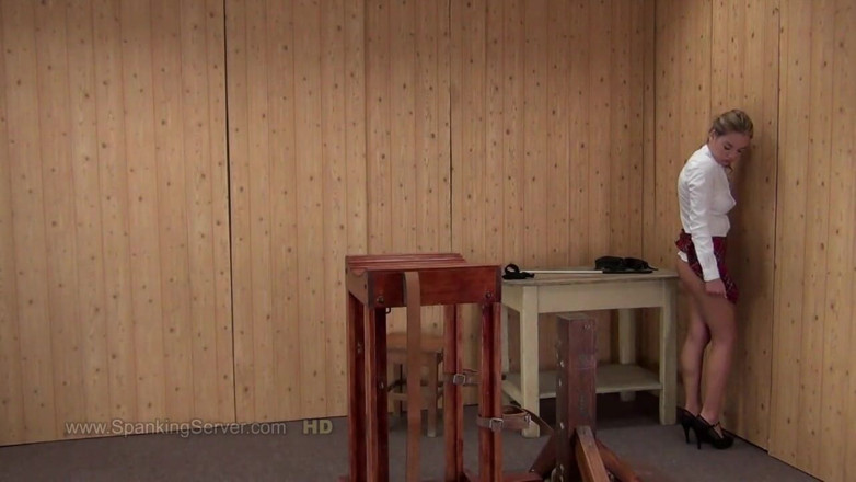 Spanking Server: Nici Dee canning