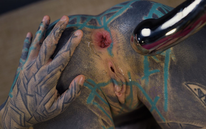 Z-Filmz: Anuskatzz được một dương vật giả bằng thép không gỉ để nhét...