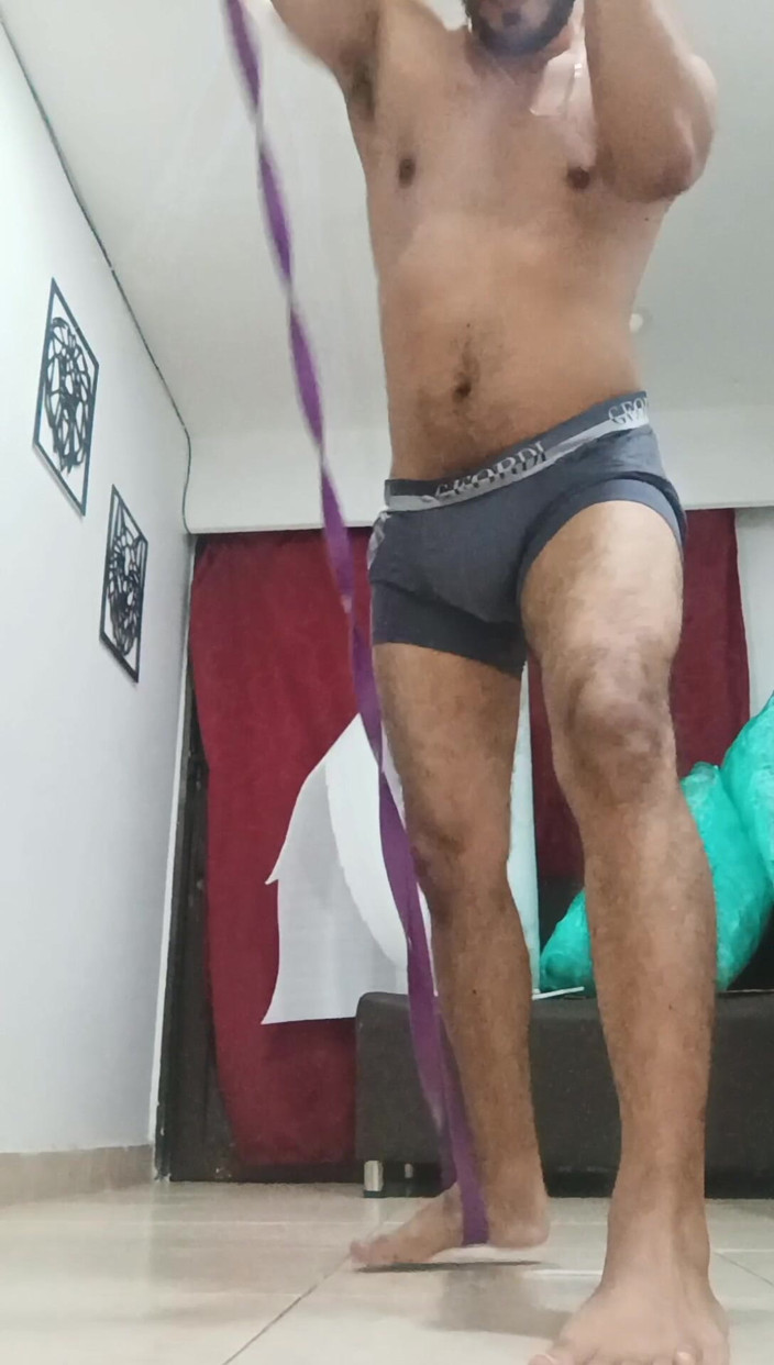 Tommhot: Сексуальная волосатая латина тренирует дома