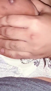 Man strafte vreemdgaande vrouw met grote tieten door op haar grote tieten te slaan en hard in de borsten van haar tieten te knijpen