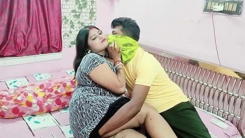 Horny Rose: Une bhabhi indienne se fait baiser par un mec en...