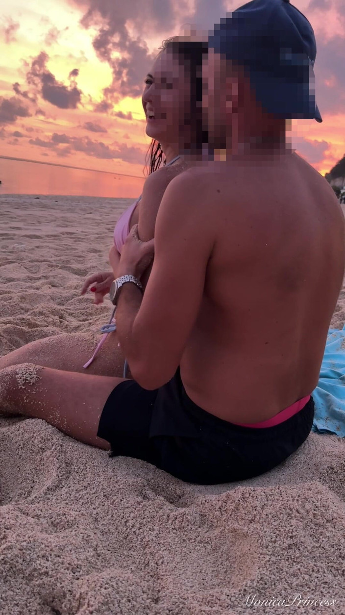 Princess Monica: Masaje erótico de culo en la playa, diversión traviesa en...