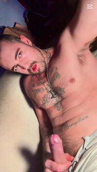 Sexy latinský chlap je zvrácený z práce a masturbuje pro tebe