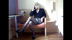 Faustine: 异装者福斯汀电话给男朋友。