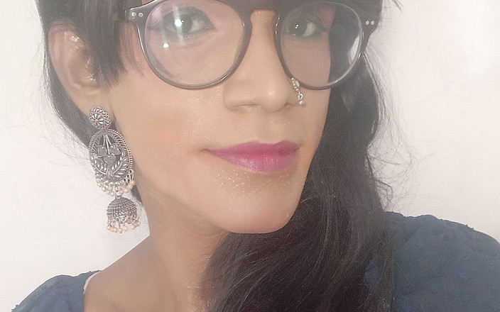 Keerthanakeerthi95: Hintli kadın kılıklı kız canlı yayında tek başına boşalıyor