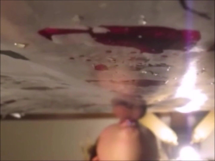Fat Goddes: Duș auriu la gaura din zid - glory hole, apoi muie...