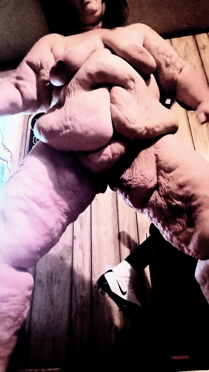 HerculesnVENUS: 这个裸体婊子在做什么？用木勺子划她的奶子，并被主宰并射在操月亮