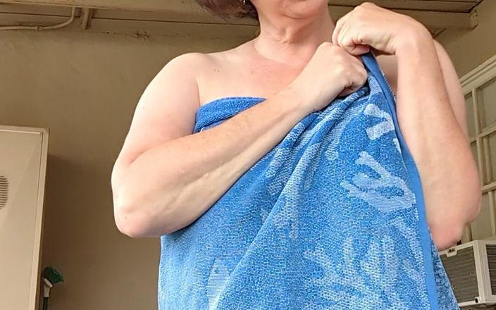 Busty brendaxxx: Stoute vrouw pronkt buiten naakt!