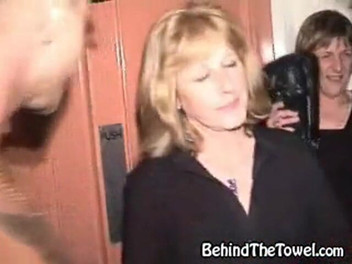 Behind The Towel: Bergerak lancap dan detik-detik miang di atas pentas