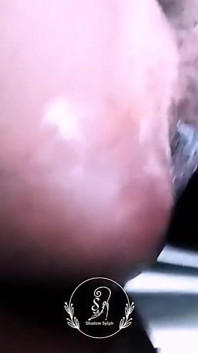可爱的乌木女孩性交并像荡妇一样被对待