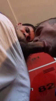 Młody piłkarz rucha się w szatni na świeżym powietrzu