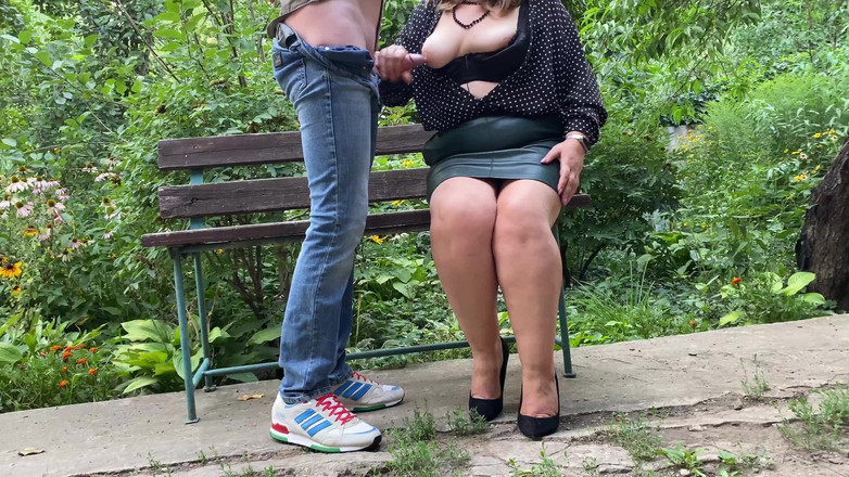 OurFetishLife: Une maman sexy trait du sperme sur ses vêtements