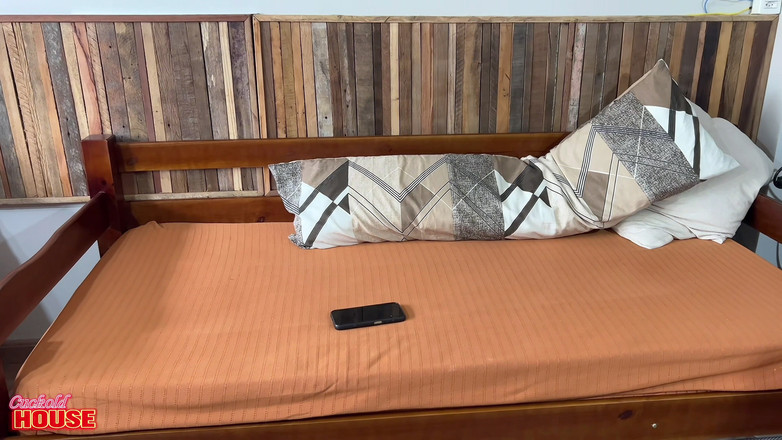 CuckoldHouse: एक युवा खूबसूरत विशालकाय महिला अपने पति के घर छोड़ने का इंतजार कर रही थी और दो दोस्तों को सेक्स के लिए आमंत्रित किया