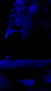 La ragazza fortunata kween bunny b - cazzo hardcore un cazzone nero in neon luci