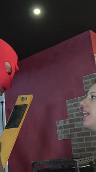 Une MILF sexy gifle son garçon coquin