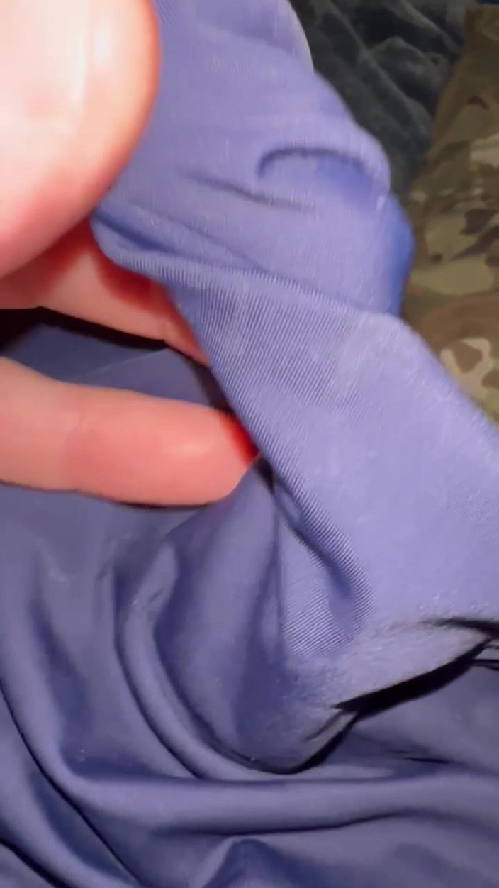 Gay Soldier Stuff: Армійський солдат показує свій мускі розміром 12 футів, смикаючи його жорсткий член у формі