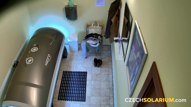 Czech Solarium: Czech Solarium 42: Si rambut coklat muda menunjukkan segala-galanya di Solarium
