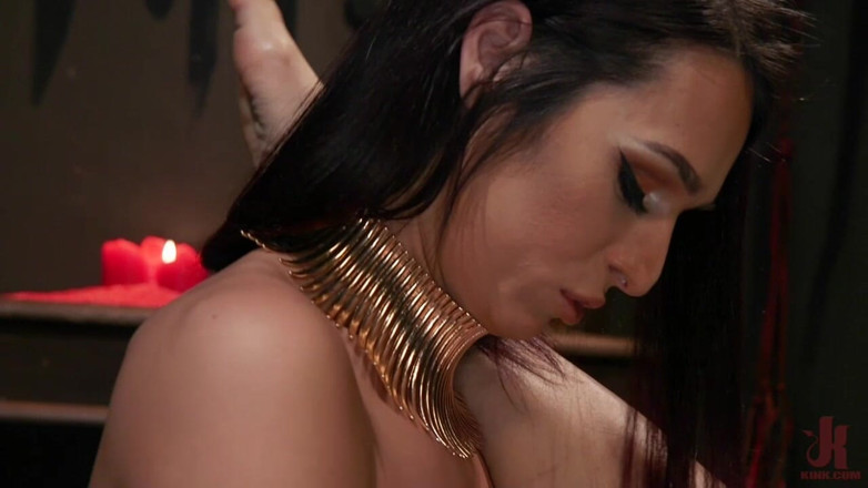 Kink TS: Adoration de Khloe : Helena Locke soumise se consacre à Maîtresse Kay