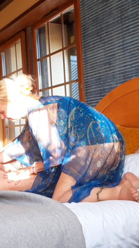 Parte dei giochi di sesso di Selena sotto la luce del sole