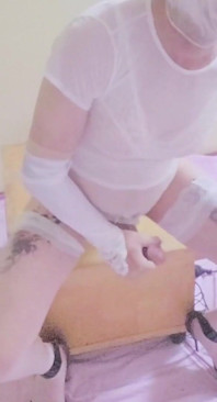 백인 Nylonfetish 시스루 미니 스커트를 입고 자지를 괴롭히는 것을 즐기는 Nylon Fetish Tgrl Sara