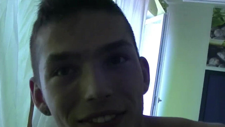 Sneaker gay: Chico maduro follado a pelo por heterosexual twink