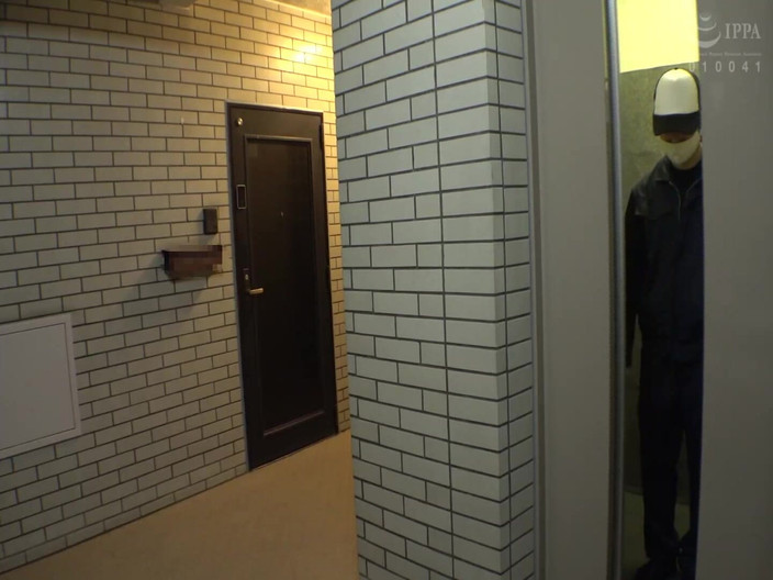 Vulture: शादीशुदा महिला ने घर का पीछा किया, में वीर्य