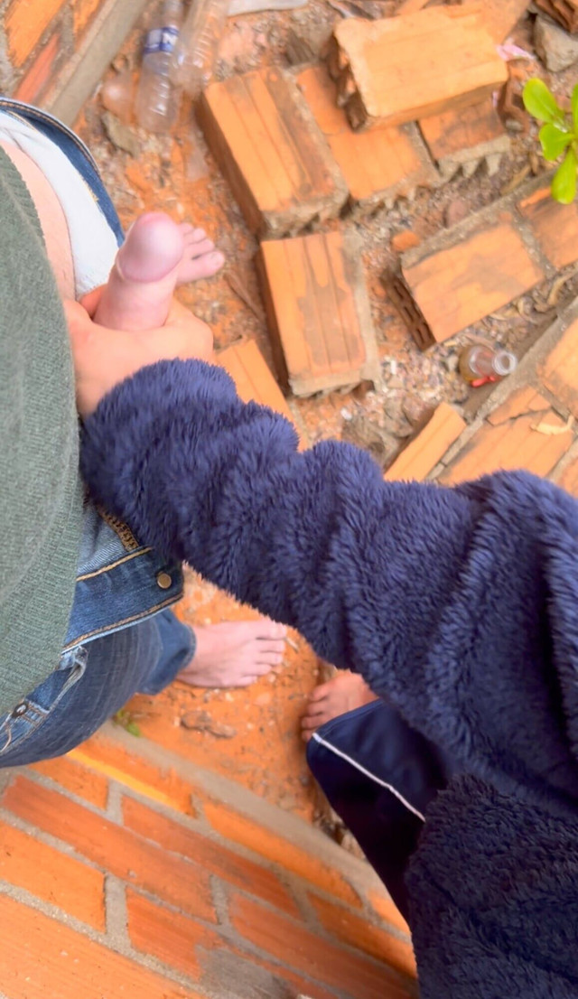 Shy Boy Helps Stranger Outside. (Quan18)