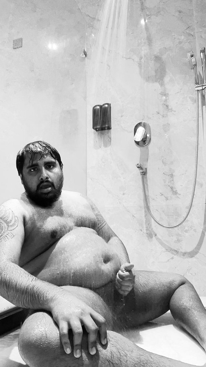 ObsidianFurry: Jovem urso se masturba enquanto toma banho