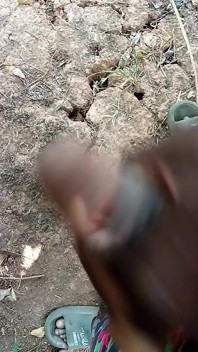アフリカの少年がブッシュの中で自慰をしている