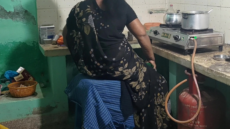 Sky moon: 继母在厨房做饭，我和她做爱