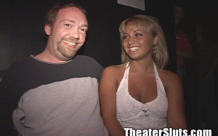 Theater Sluts: Neppe tieten bimbo babe gangbang porno theater sperma in gezicht...