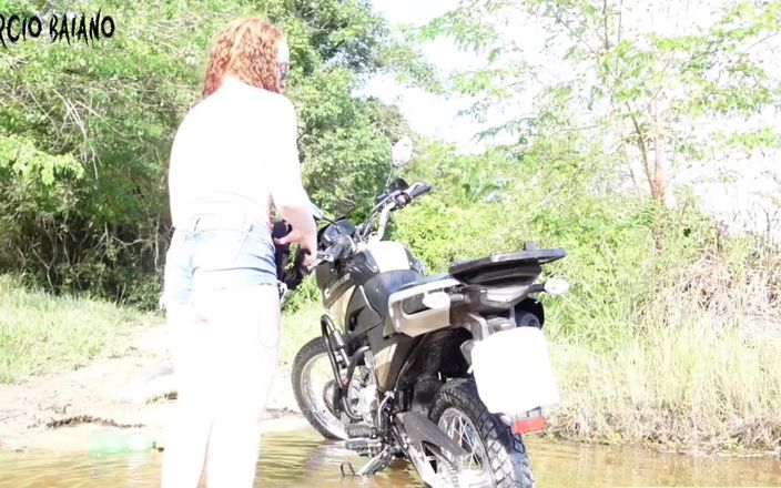 Marcio baiano: Девушке-блондинке трахает ее задницу дважды мужик, который помог ей помыть мотоцикл в ручье
