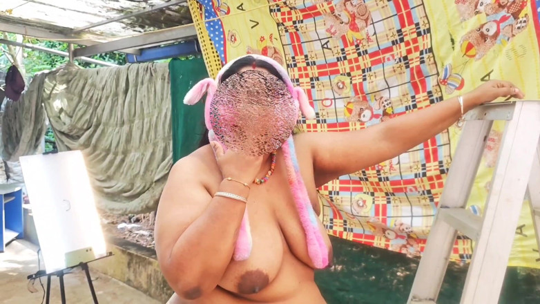Anne Ipe: Desi ragazza in breve indossa top bianco e banda per...