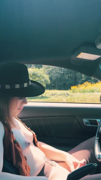 Cowgirl Cocklady stříká s autem