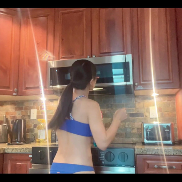 sweethanajapanese: Pulisci la cucina sexy