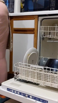 Duży tyłek MILF ładuje zmywarkę