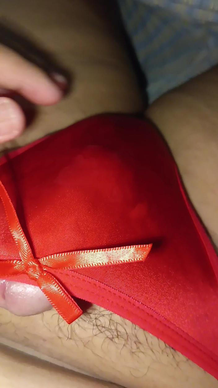 SilkPantyLove7: Tanga roșie sexy a soției plin de spermă!