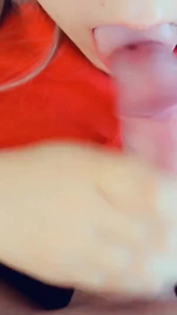 把你的鸡巴塞进我的嘴里，我会射在我的舌头上