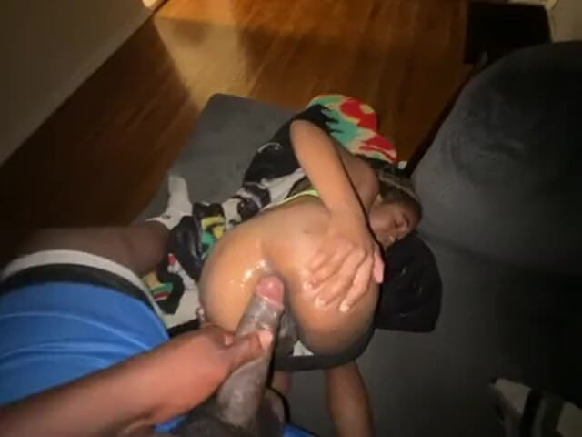 Fijii pornbox: Моя жена на диване, я люблю ее так много, лол, поэтому я разбудил ее с каким-то большим черным членом, затем вложить в ее жопу