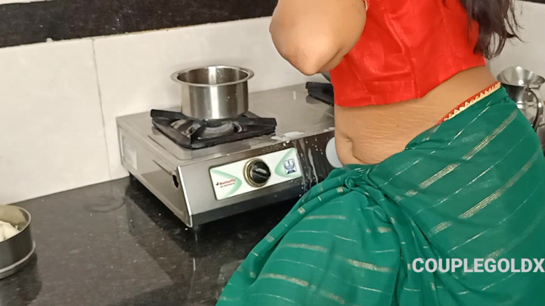 Sexy Komal: Komal i-a făcut ceai cu lapte și i l-a dat socrului...