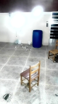 Homem pede ajuda e acaba dando um boquete e fazendo sexo com sua esposa infiel