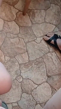 Tre compagni di dormitorio si masturbano le fighe in modo rischioso nella cucina condivisa