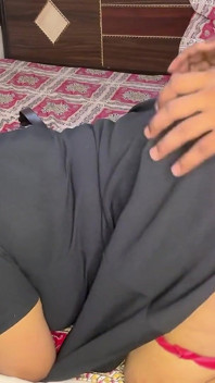 办公室女孩被叫打扫风扇，看到她的红色内裤老板在卧室里做爱