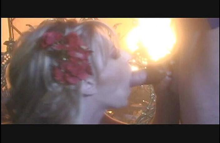 Tight little babes: Cycata blond żona daje mężowi dobrą głowę podczas Wigilii