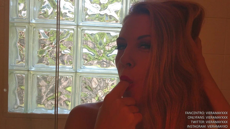 VieraMayXXX: Bikini-strip und mundspiel